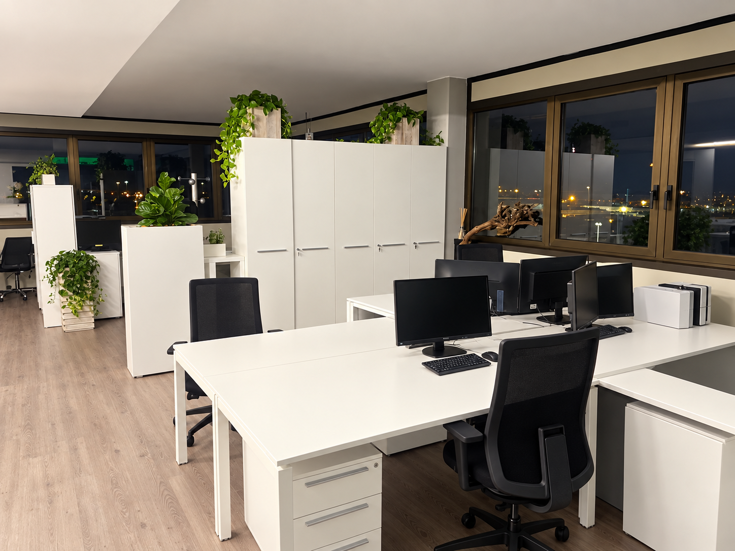 Uffici Full Network arredati con postazioni ordinate e monitor